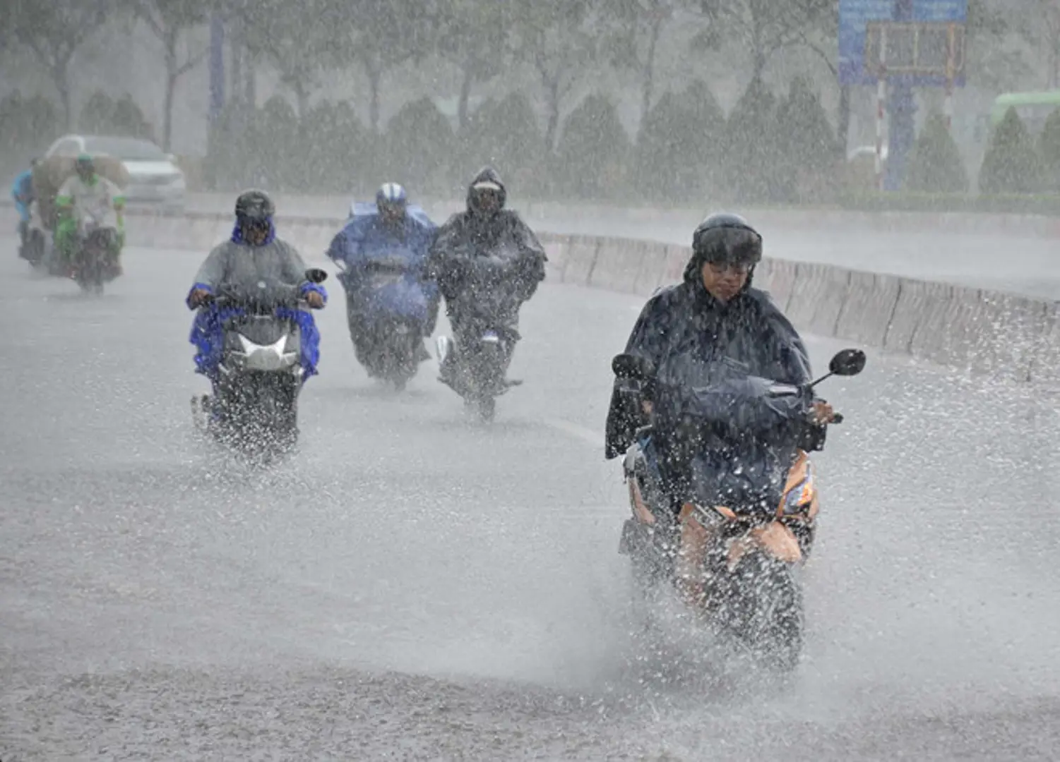 Vẫn còn nguy cơ hình thành bão trên biển, các tỉnh Trung Bộ tiếp tục mưa to