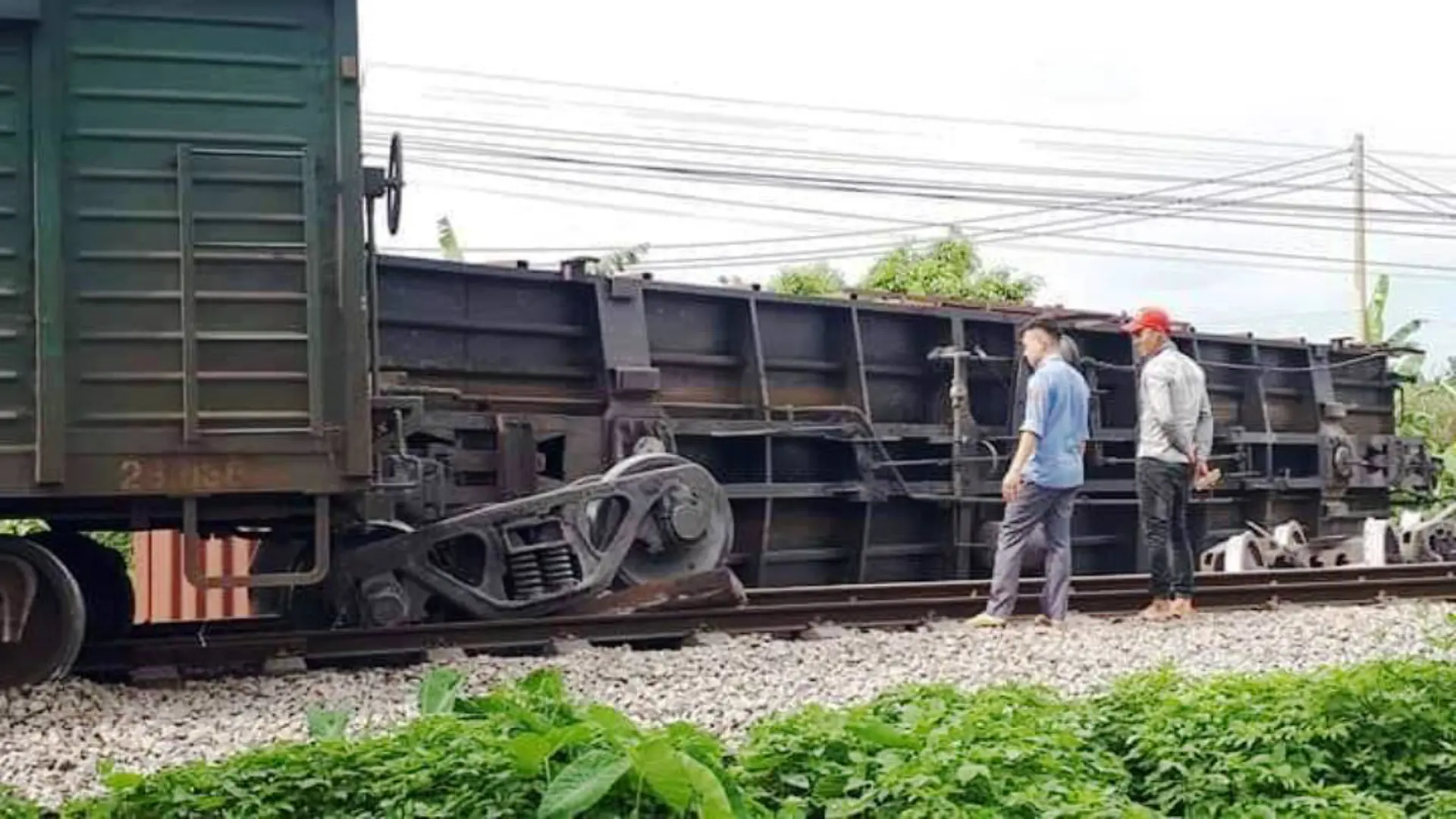 Tàu hỏa trật bánh, lật toa ở Nam Định, đường sắt Bắc - Nam tê liệt nhiều giờ