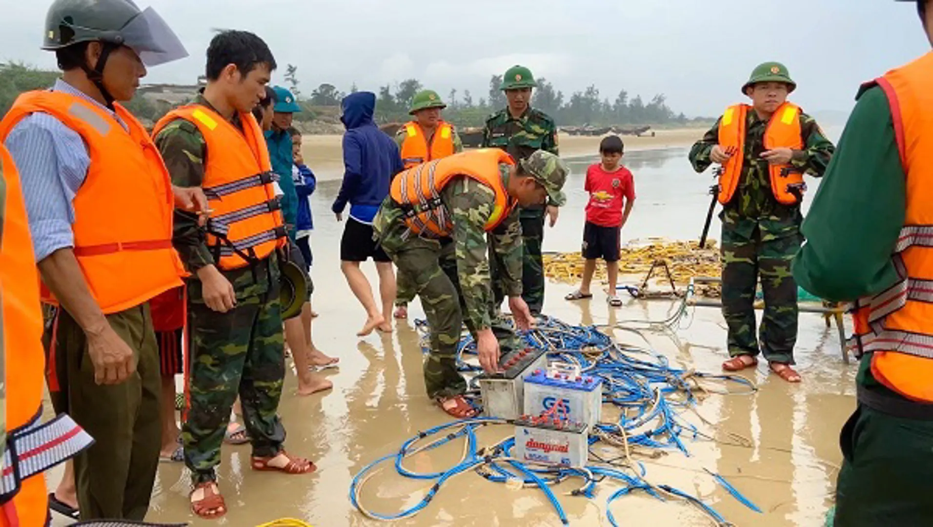 Nổ súng, truy đuổi 2 tàu cá đánh bắt trái phép trên vùng biển Hà Tĩnh