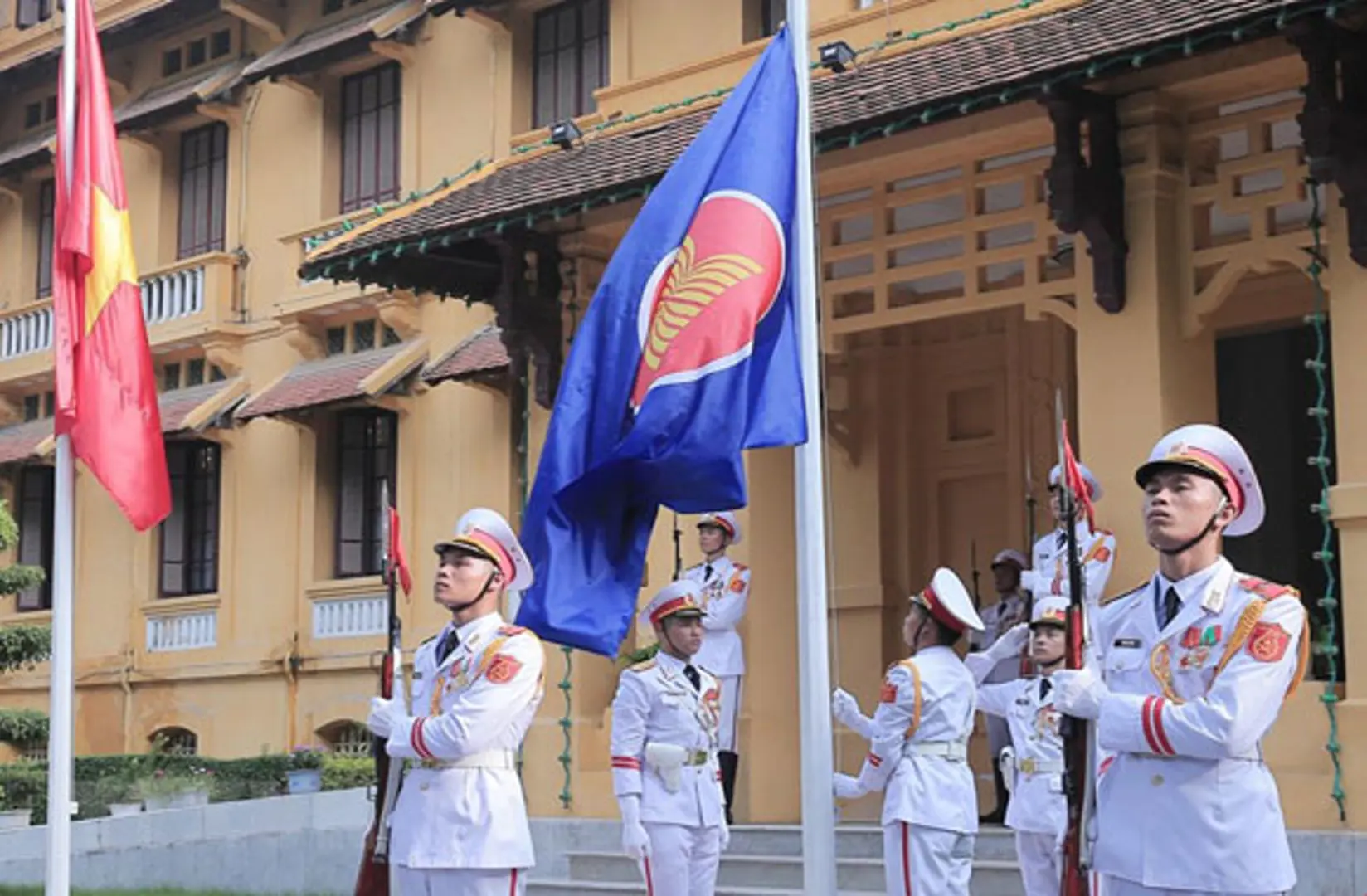 [Ảnh] Lễ thượng cờ kỷ niệm 52 năm thành lập ASEAN tại Hà Nội