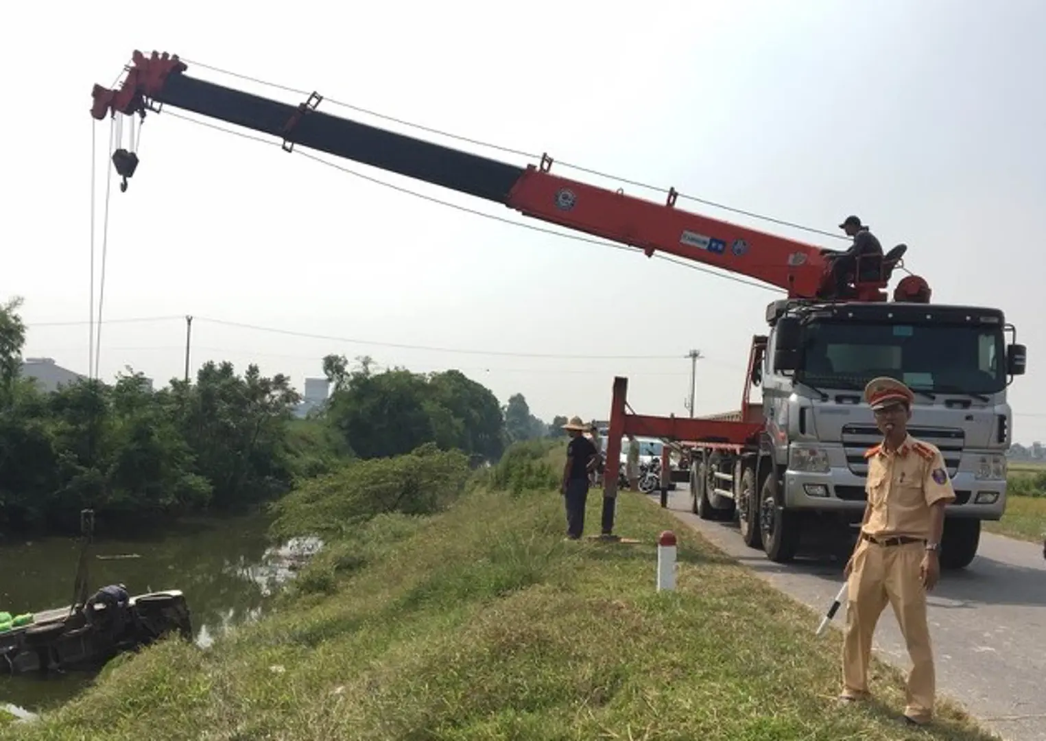 Xe tải mất lái tông hàng loạt phương tiện, 2 học sinh tử vong