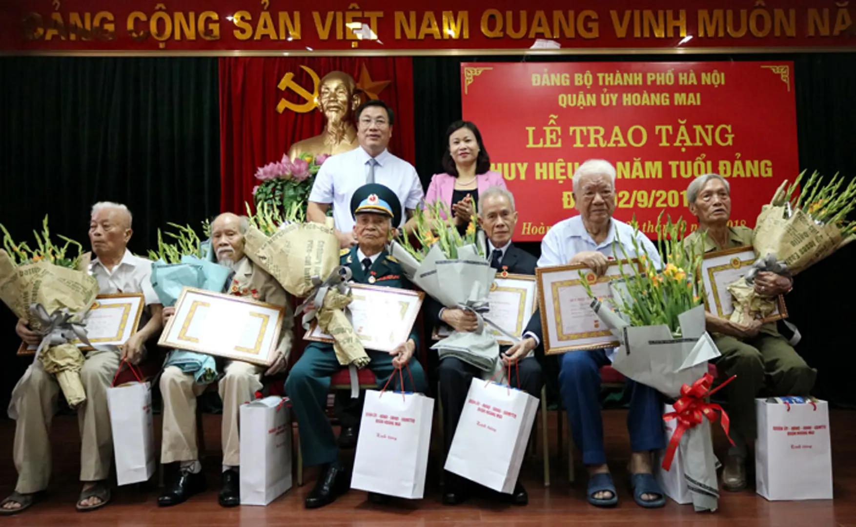 Quận Hoàng Mai trao Huy hiệu 70 năm tuổi Đảng cho các đảng viên lão thành