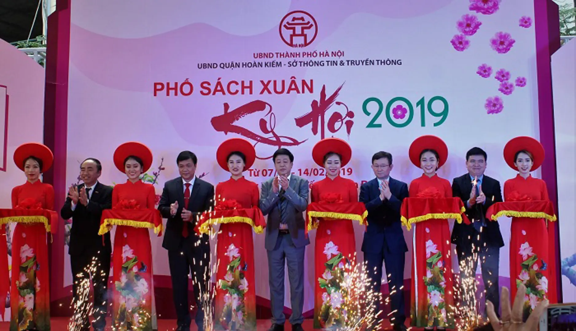 Hà Nội: Tưng bừng khai mạc phố sách xuân Kỷ Hợi 2019