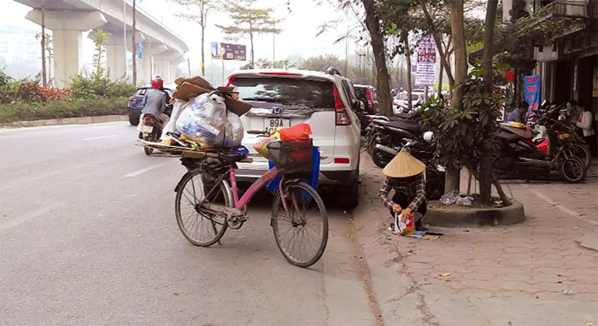 [Điểm nóng giao thông] Dừng, đỗ sai quy định trên phố Hoàng Cầu