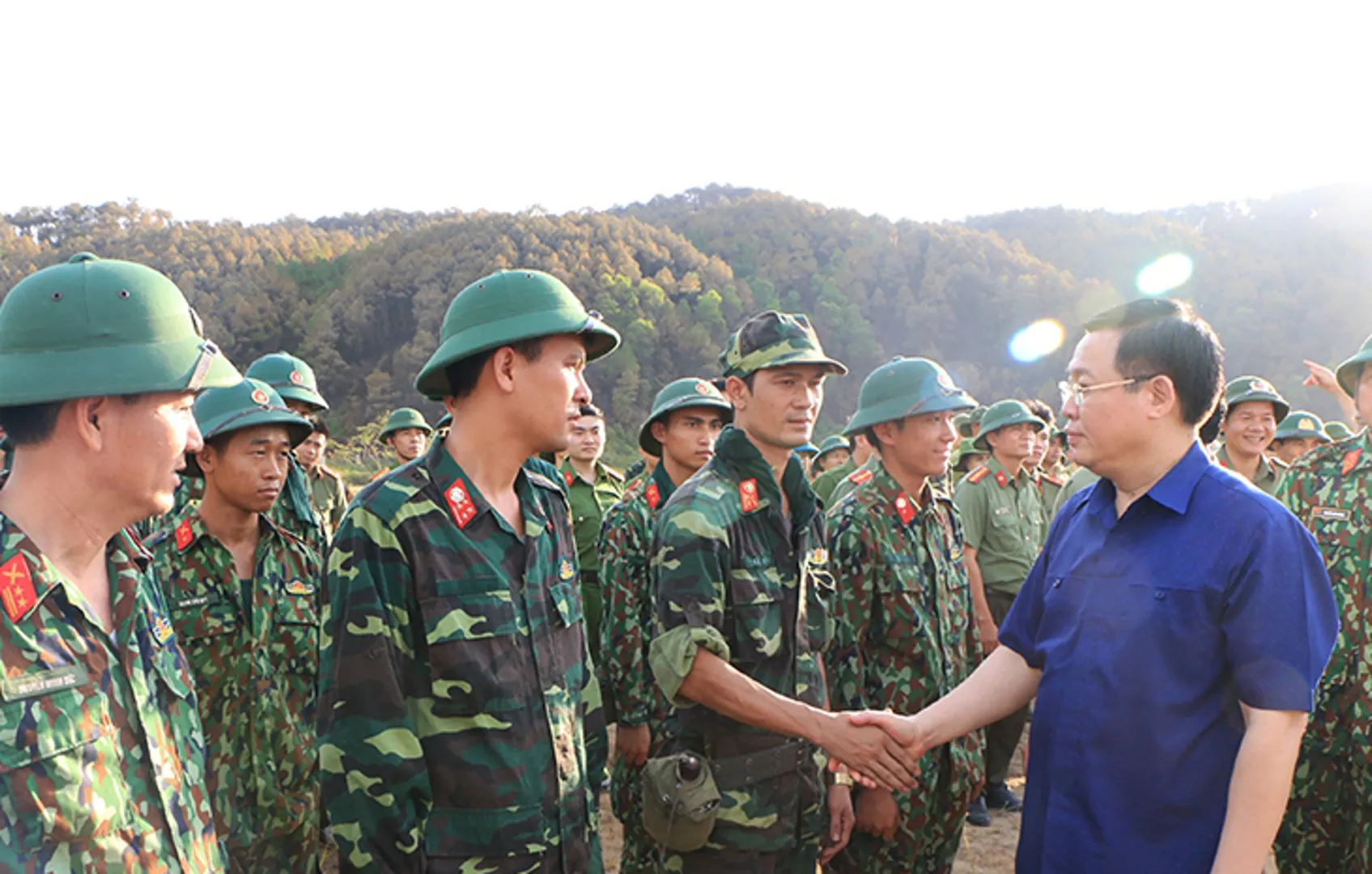 Phó Thủ tướng yêu cầu đảm bảo an toàn cao nhất cho lực lượng chữa cháy rừng và người dân