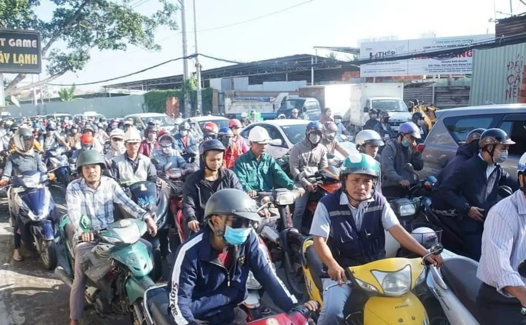 TP Hồ Chí Minh: Giao thông xáo trộn khi đóng dải phân cách gần cầu Sài Gòn