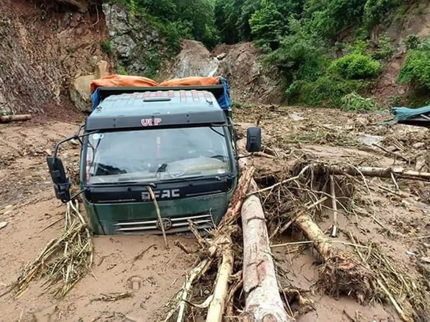 Thiệt hại do mưa lũ tiếp tục gia tăng, Thanh Hóa còn gần 100 điểm sạt lở, ngập lụt