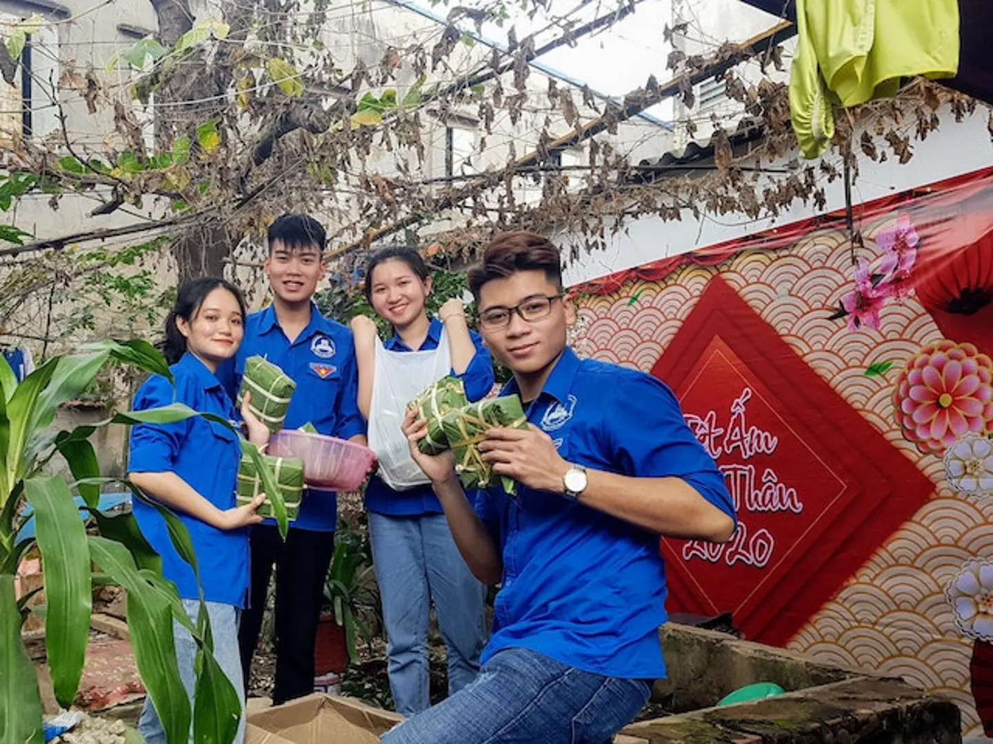 Hàng trăm bánh chưng Tết dành tặng người nghèo