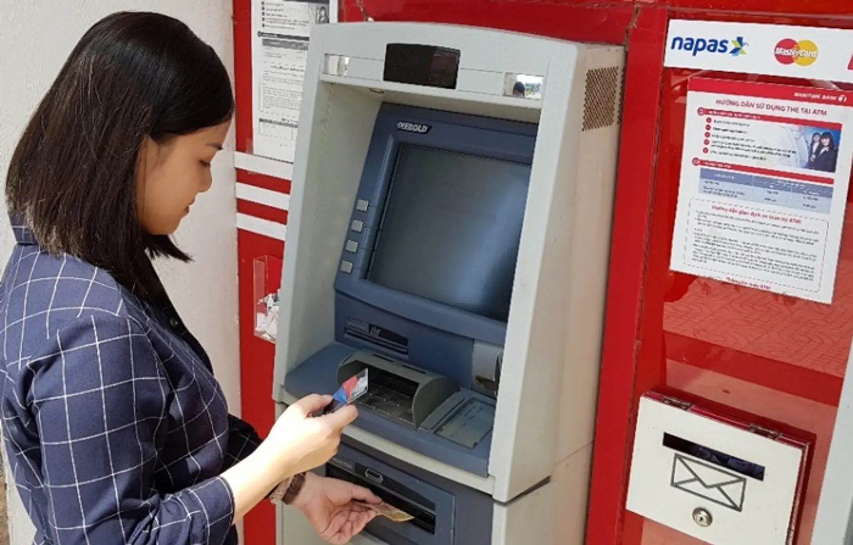 Làm sao để rút tiền miễn phí tại ATM?