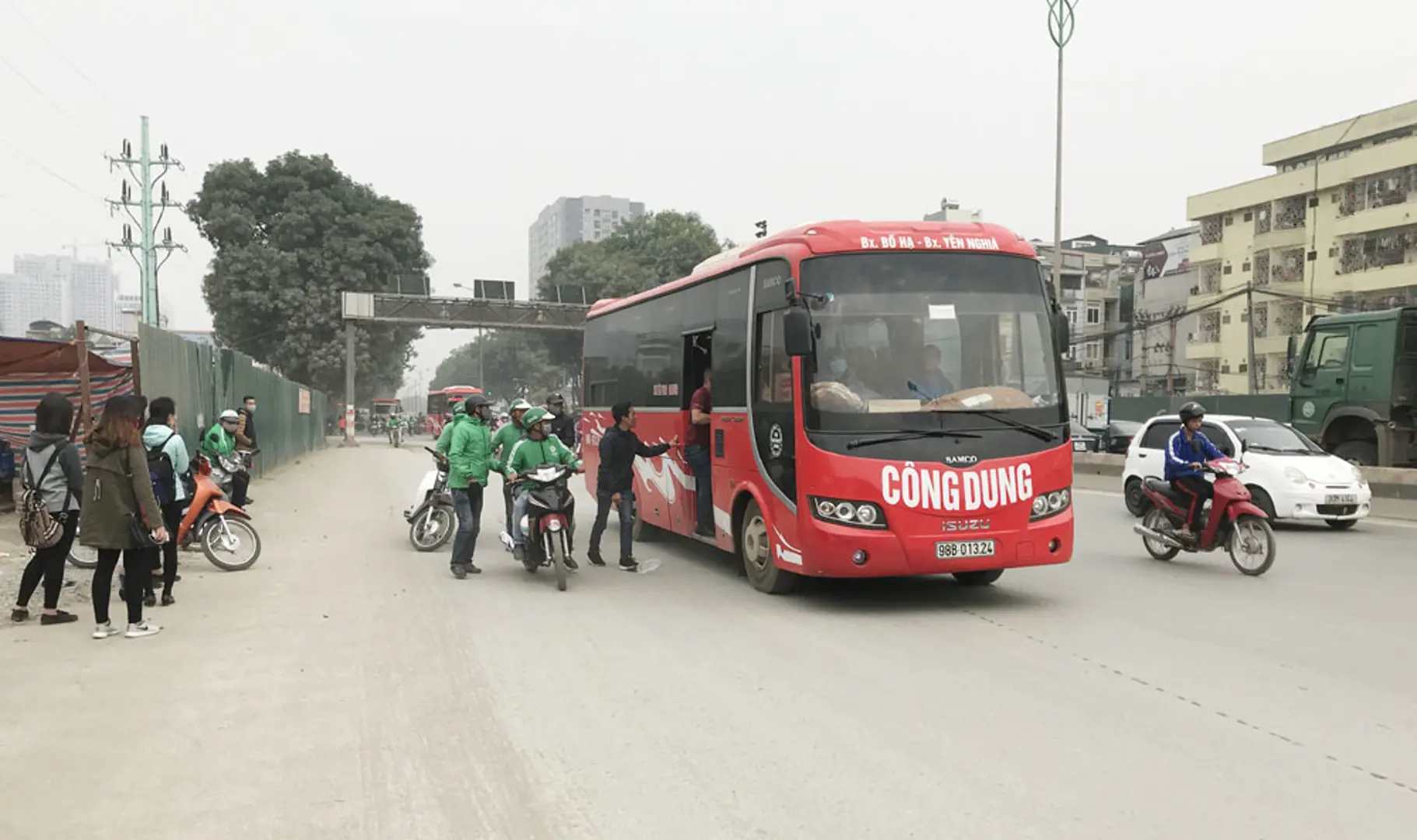 Bến “cóc” gây ùn tắc đường Phạm Văn Đồng