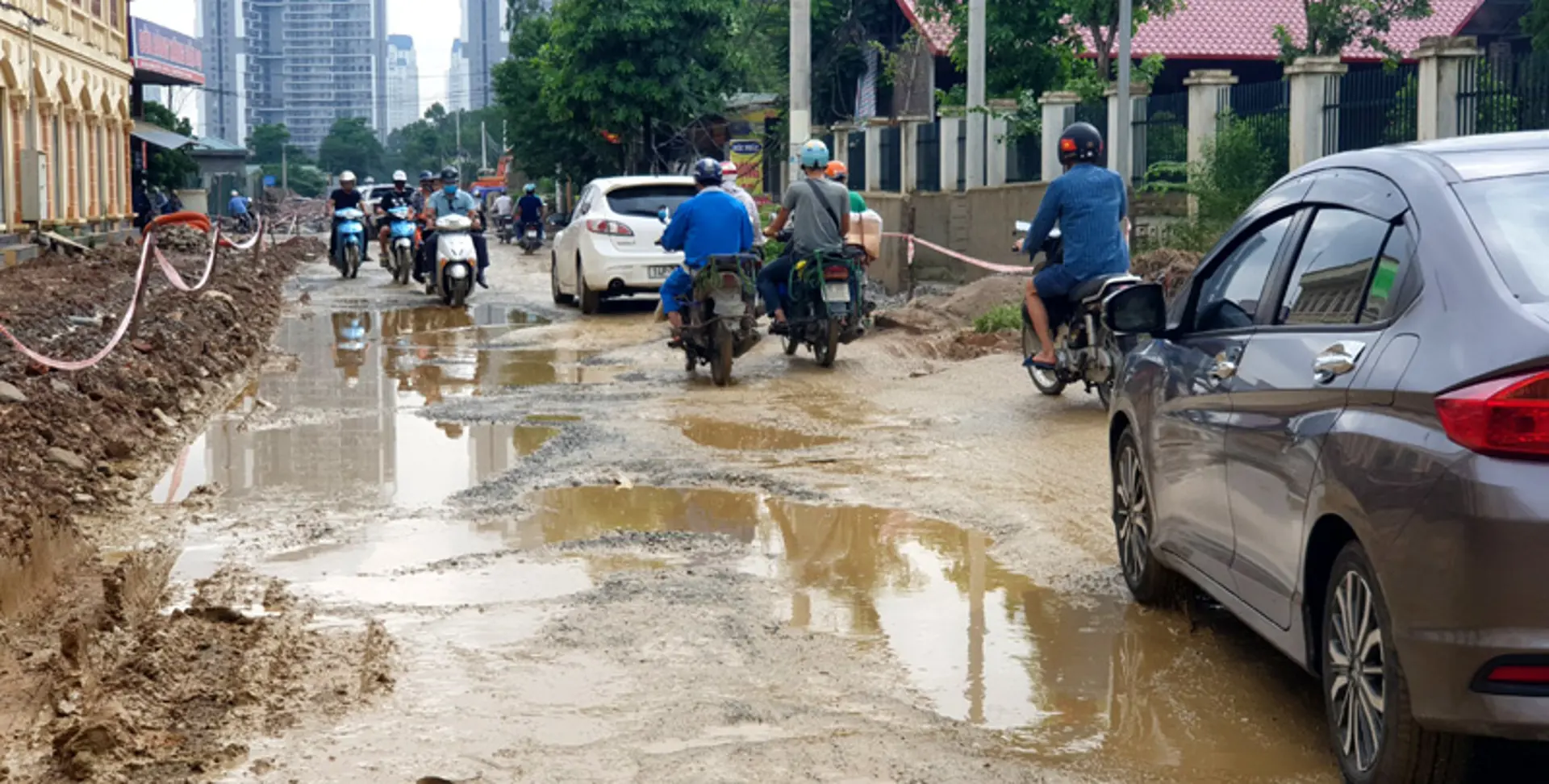 Tại quận Nam Từ Liêm: Thi công mở rộng đường gây mất an toàn giao thông