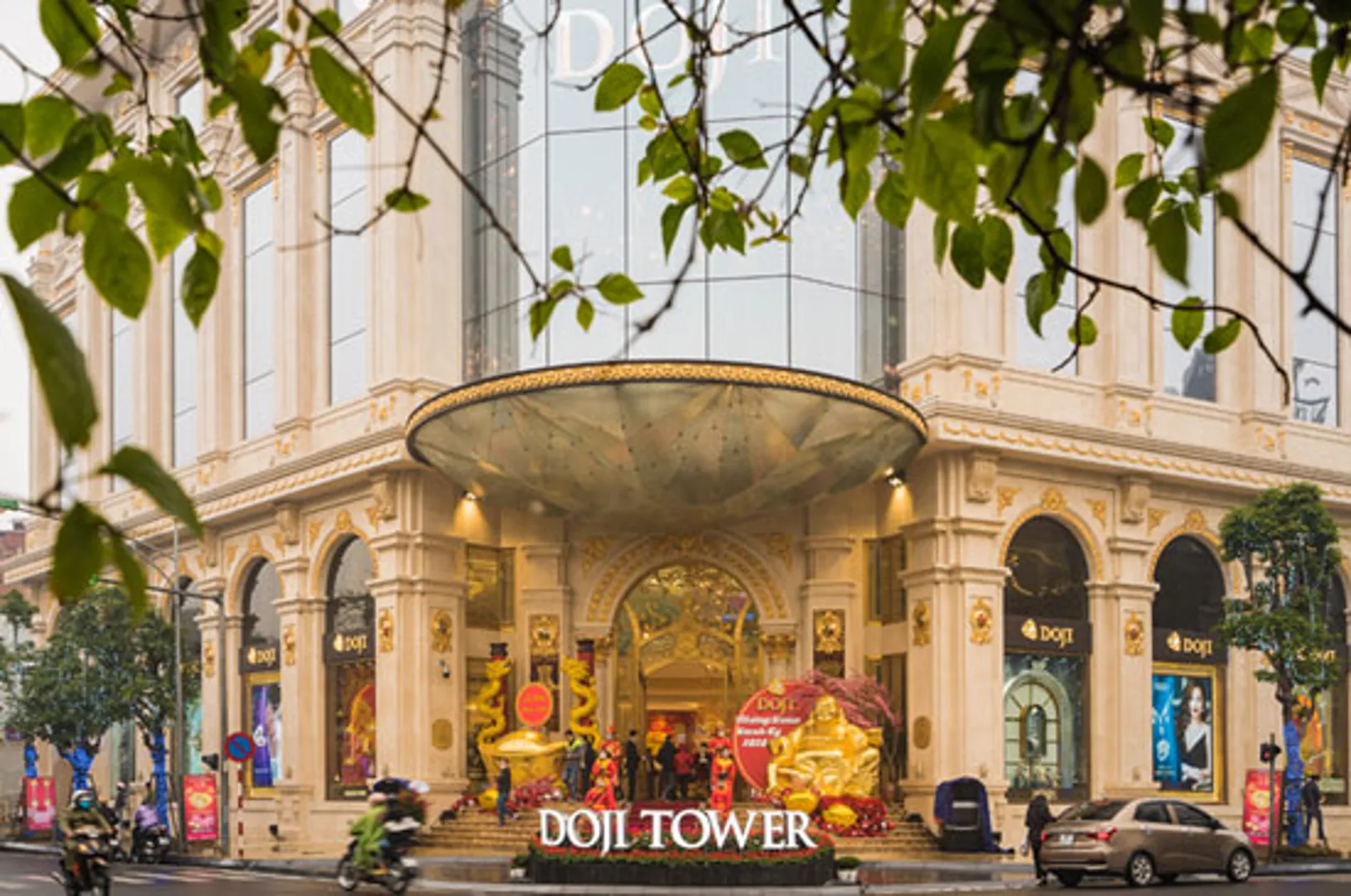 Chỉnh trang lại tiểu cảnh trước tòa DOJI Tower