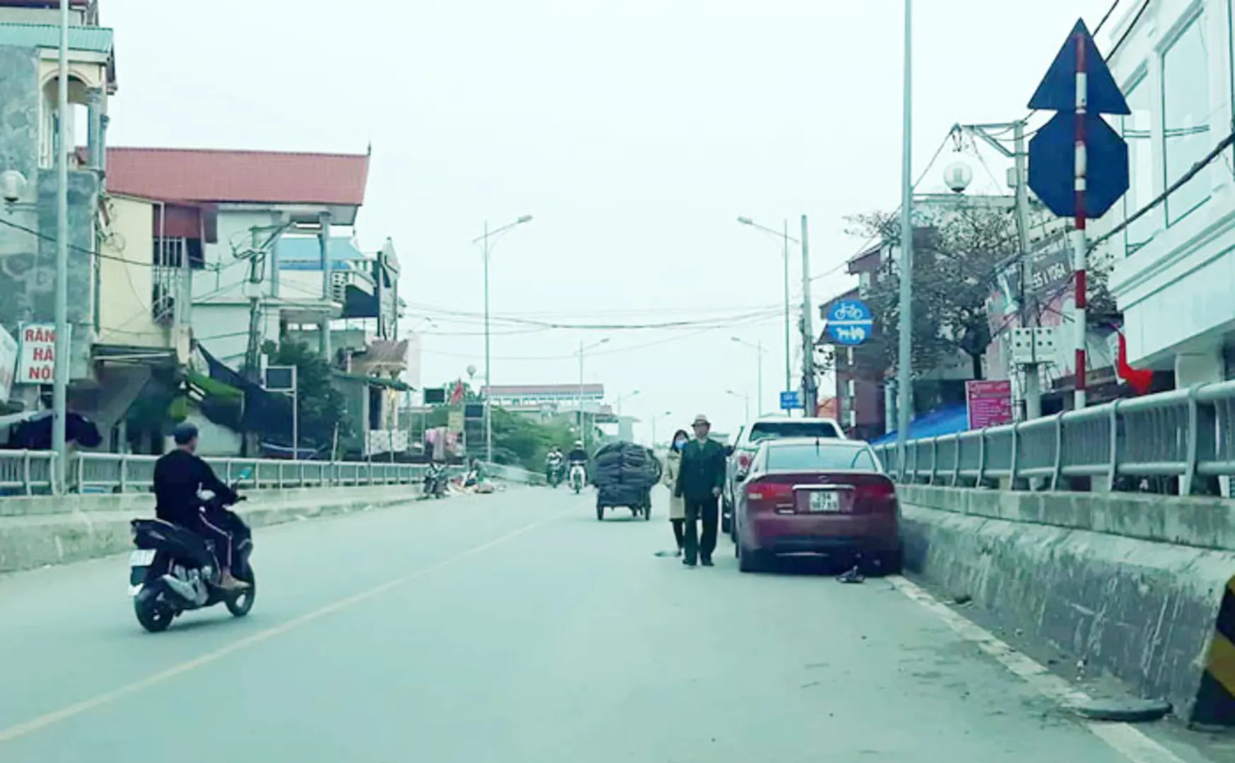 [Bạn đọc viết] Cầu Ba Thá thành chỗ kinh doanh