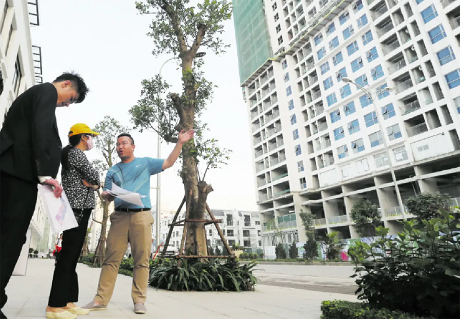 Nhân viên bất động sản chạy đua doanh số: Bám công trường chờ khách