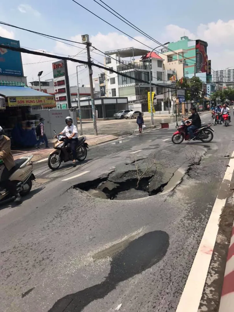 TP Hồ Chí Minh: Xuất hiện 2 “hố tử thần” trên đường Huỳnh Tấn Phát