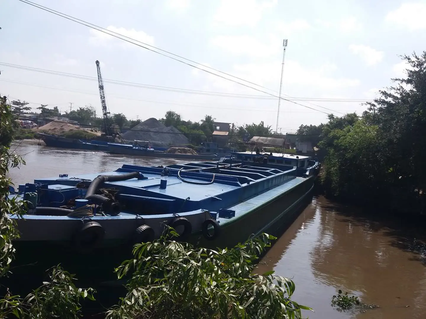 Tiền Giang: Hàng chục sà lan trọng tải lớn xếp hàng dưới dòng kênh Hai