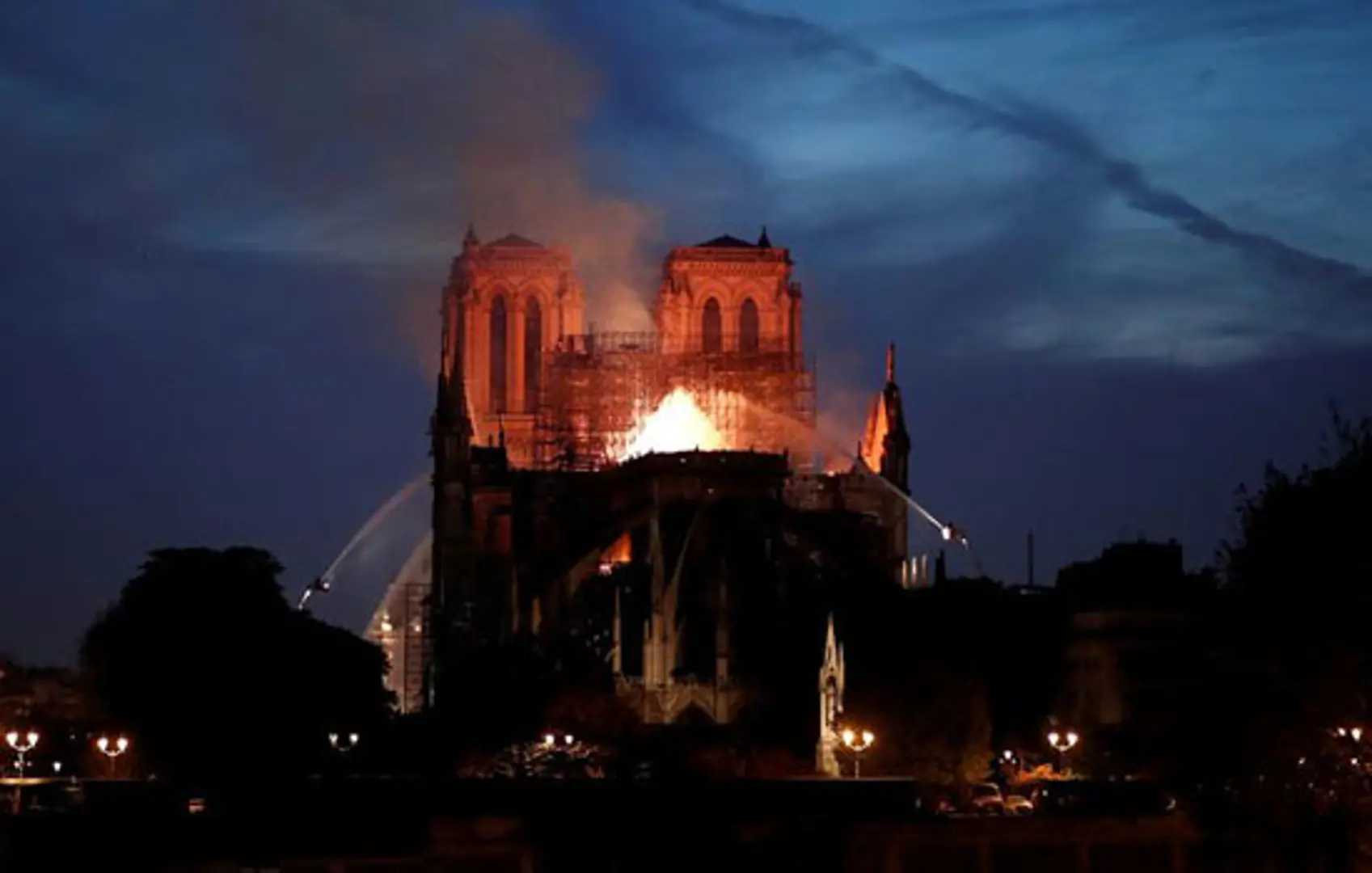 Thế giới trong tuần: Cháy Nhà thờ Đức Bà Paris, công khai chi tiết điều tra Nga - Trump