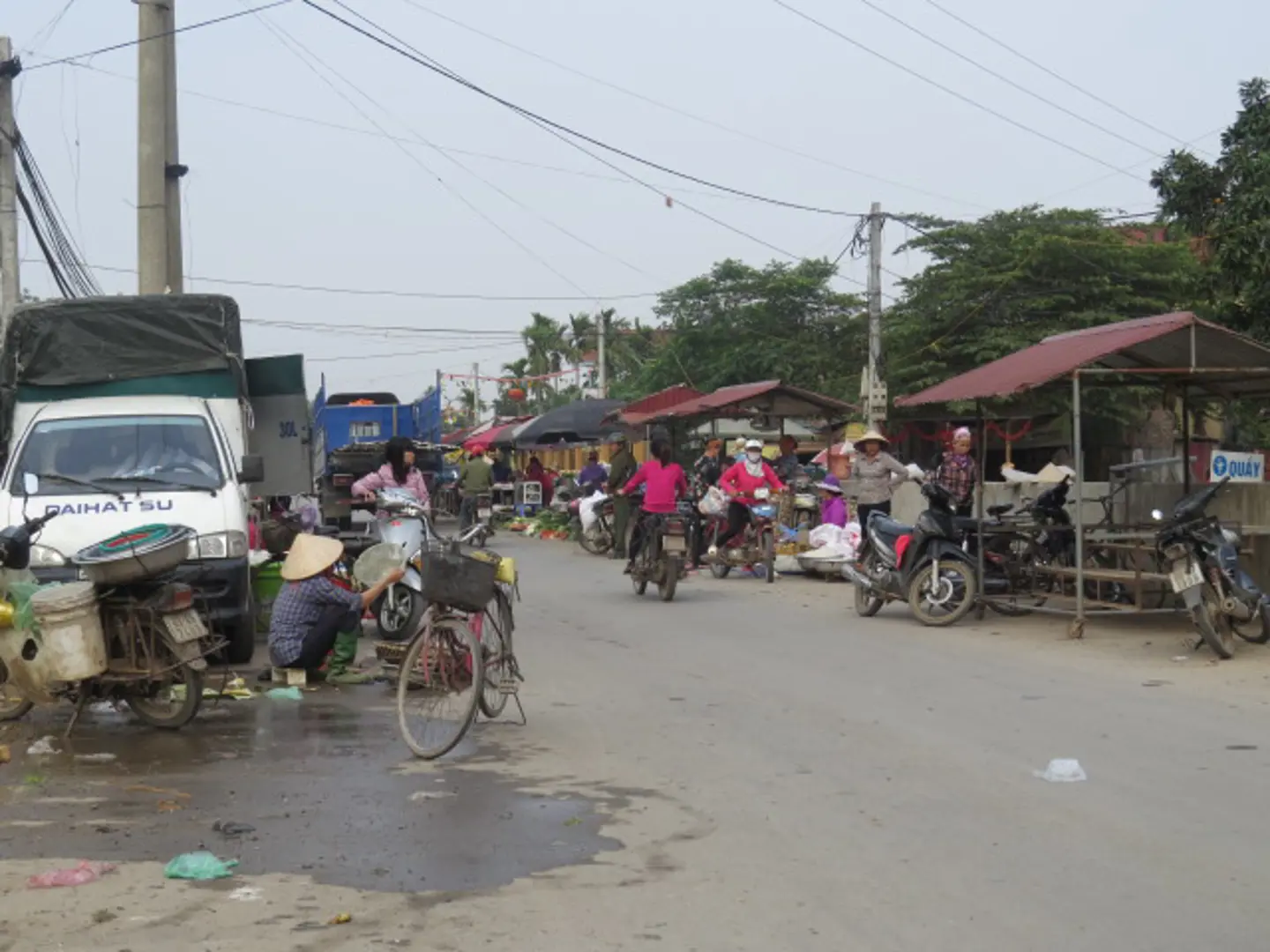 Mất an toàn giao thông từ chợ tự phát