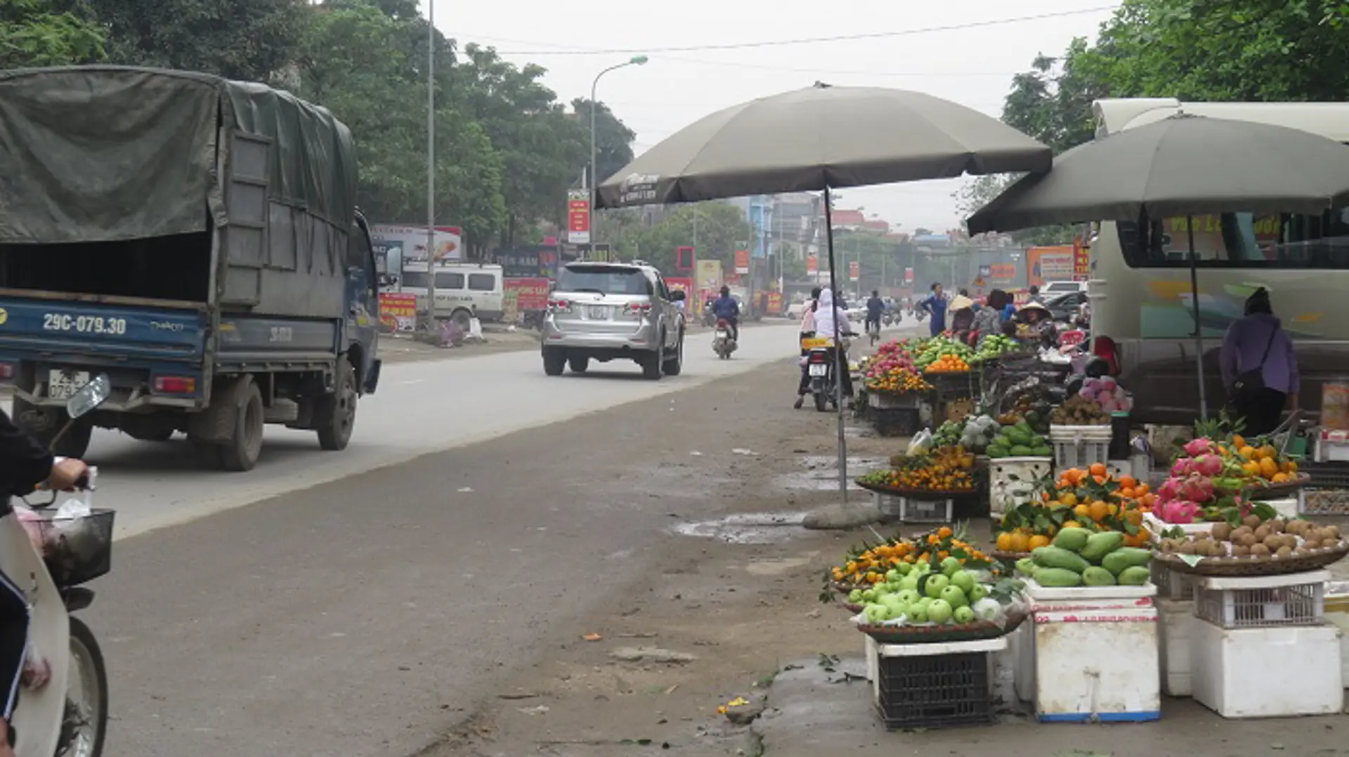 Chương Mỹ tích cực xử lý vi phạm hành lang giao thông