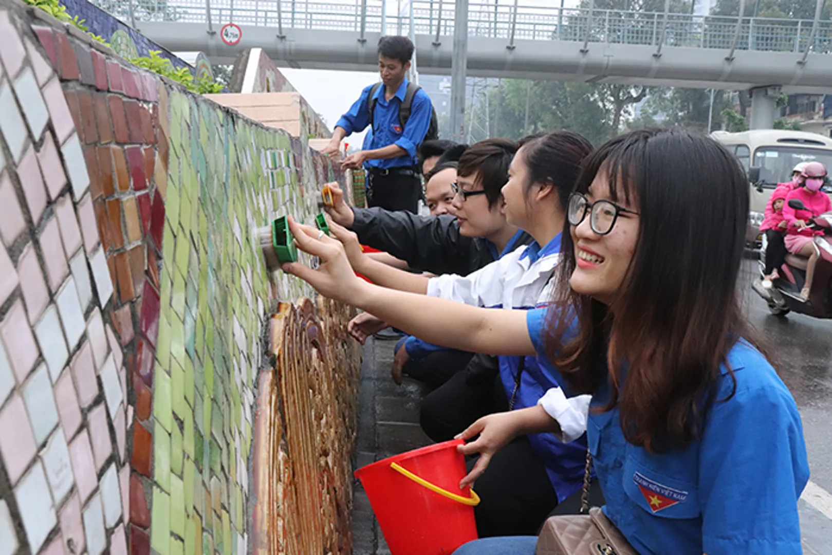 Thanh niên Thủ đô ra quân làm sạch “Con đường gốm sứ”