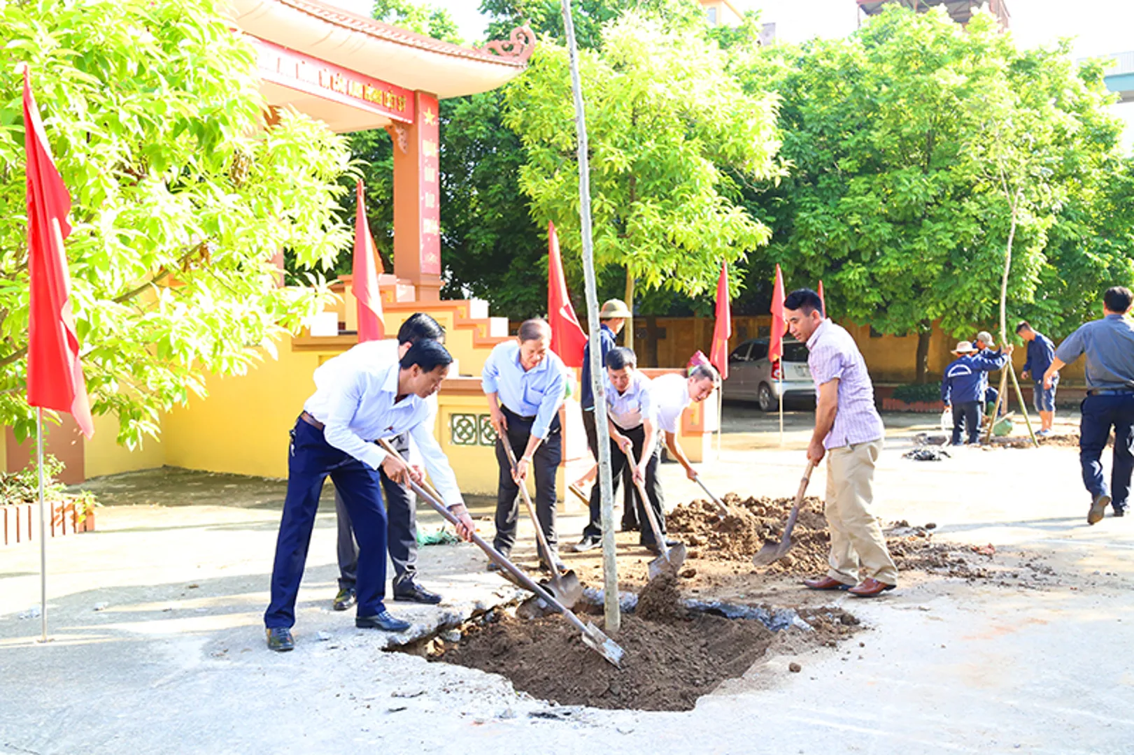 Hơn 500 đại biểu quận Bắc Từ Liêm ra quân tổng vệ sinh môi trường