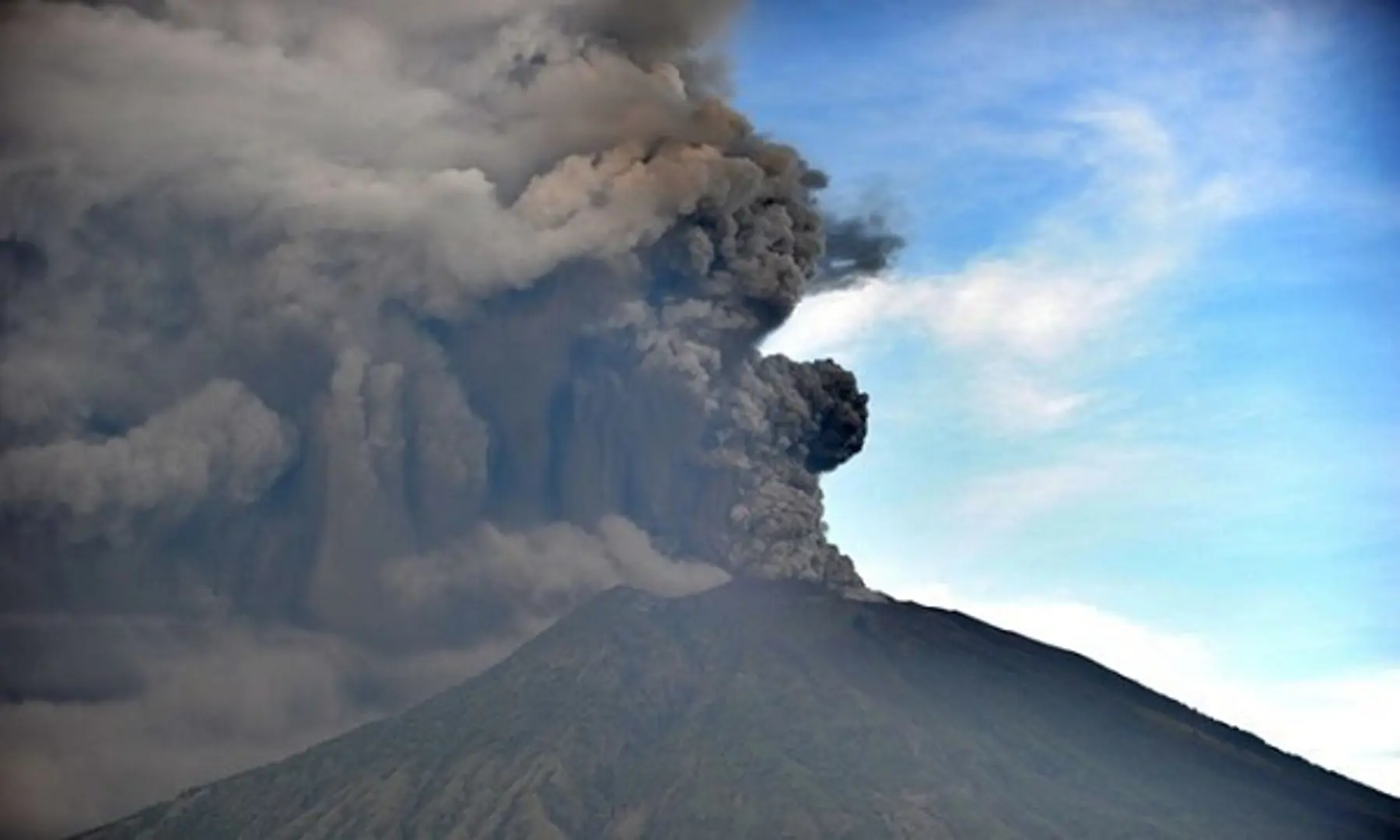 Đại sứ quán Việt Nam tại Indonesia thông tin về nhóm du khách bị mắc kẹt do núi lửa phun