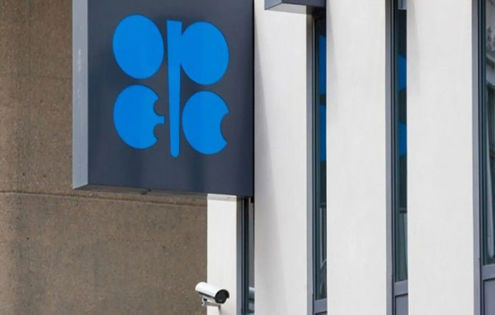 OPEC+ đồng ý gia hạn thỏa thuận giảm sản lượng để hỗ trợ giá dầu