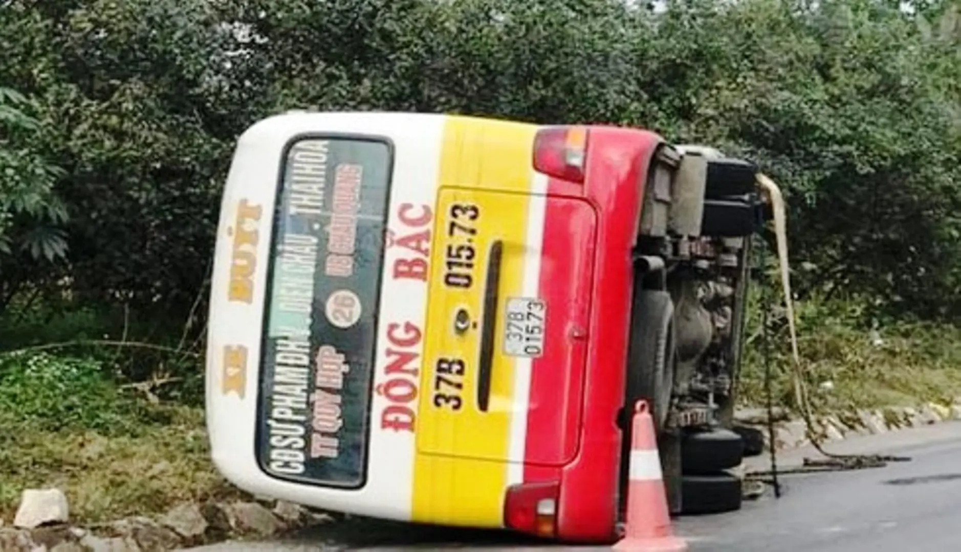 Xe buýt lật nghiêng trên Quốc lộ, hàng chục hành khách kêu cứu