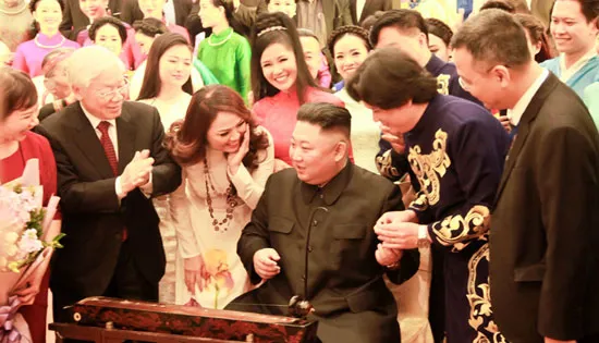 [Ảnh] Chủ tịch Kim Jong Un gẩy đàn bầu trong chương trình nghệ thuật tại Hà Nội