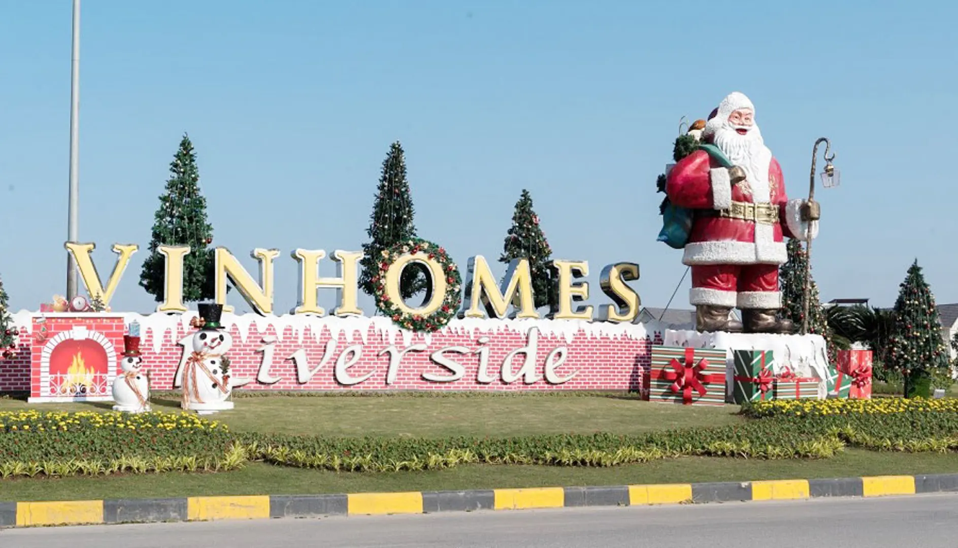 Cư dân Vinhomes Riverside tất bật trang hoàng nhà cửa đón Giáng Sinh