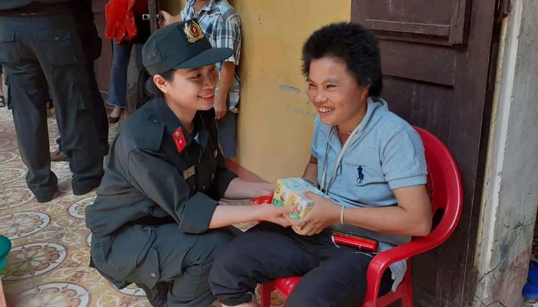 Trung đoàn Cảnh sát cơ động Hà Nội mang yêu thương đến với trẻ em, người già thiệt thòi