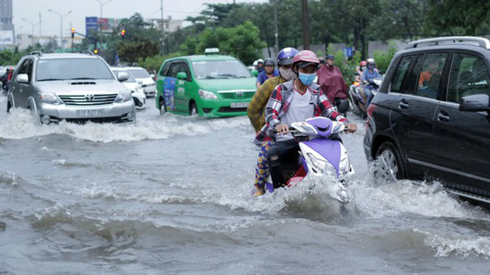 TP Hồ Chí Minh: Nâng cao đường Nguyễn Hữu Cảnh, nhà dân nguy cơ thành hầm chứa nước