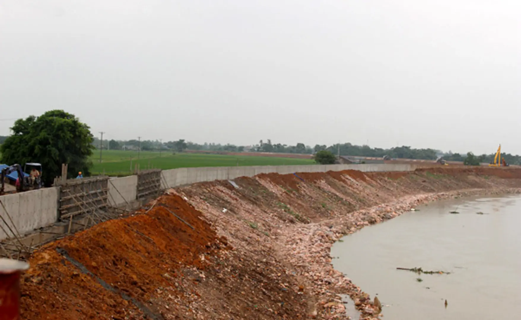 Khơi thông dòng chảy để tiêu thoát lũ tại Chương Mỹ