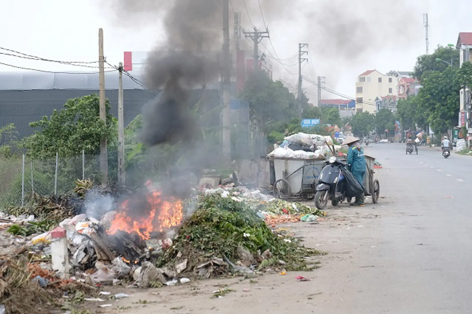 Ngang nhiên đốt rác giữa lòng đường