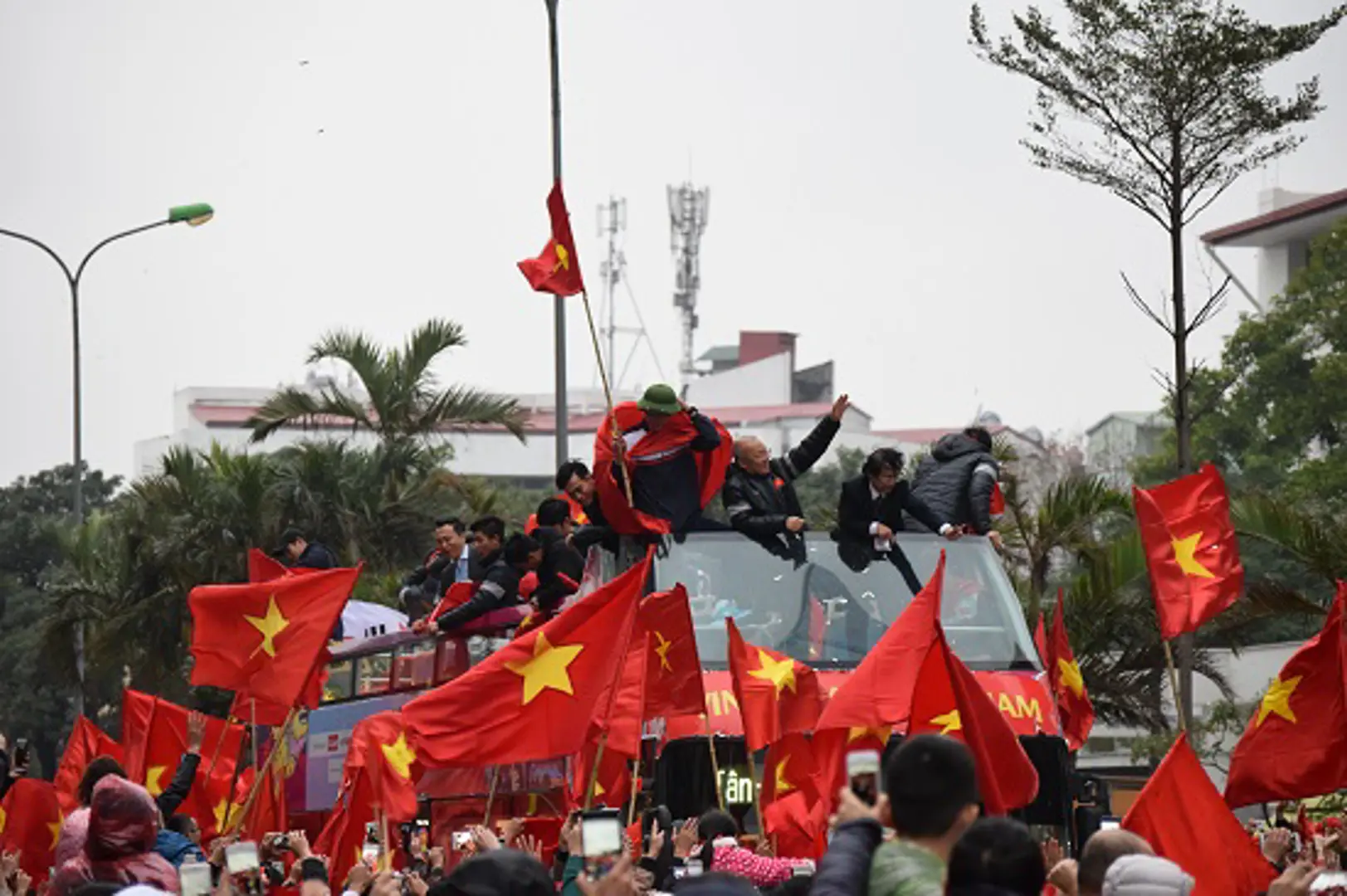 Chùm ảnh đường phố Hà Nội ngập trong sắc đỏ đón chào U23 Việt Nam