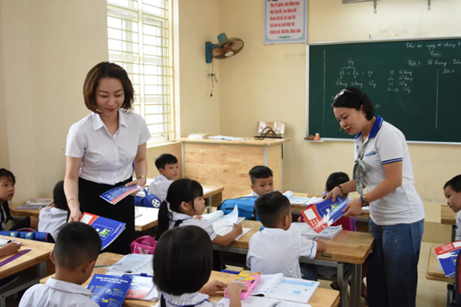 EVN HANOI sẻ chia yêu thương với học sinh huyện Ba Vì