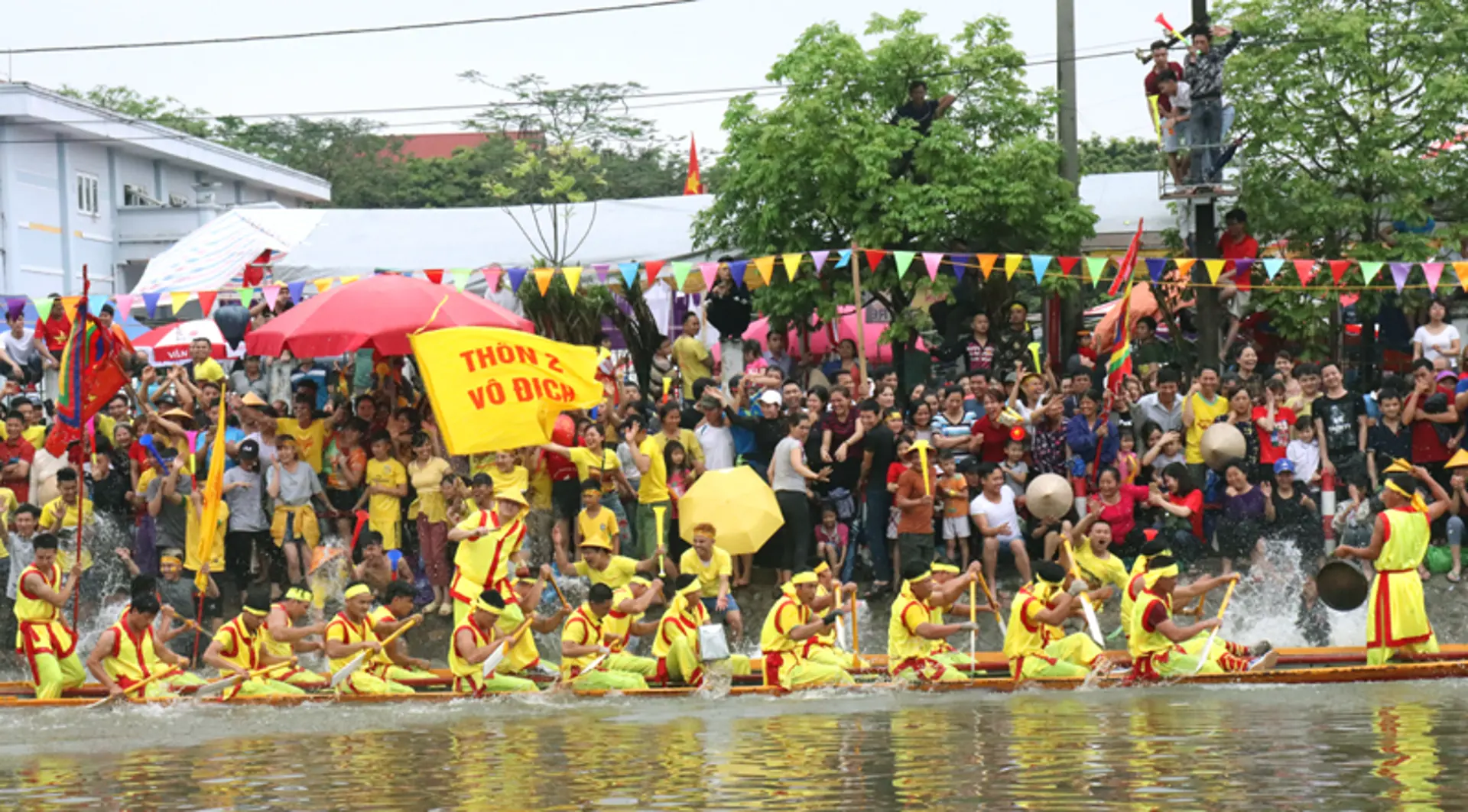 Vượt sông tranh tài cùng 150 tay chèo tại hội bơi Đăm 2018