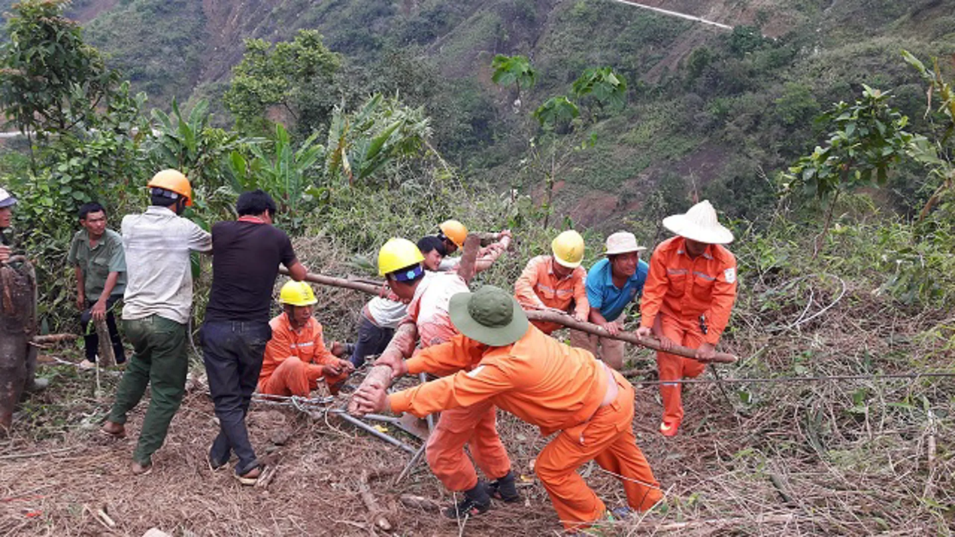 Mưa lũ, sạt lở gây khó khăn trong khắc phục sự cố điện