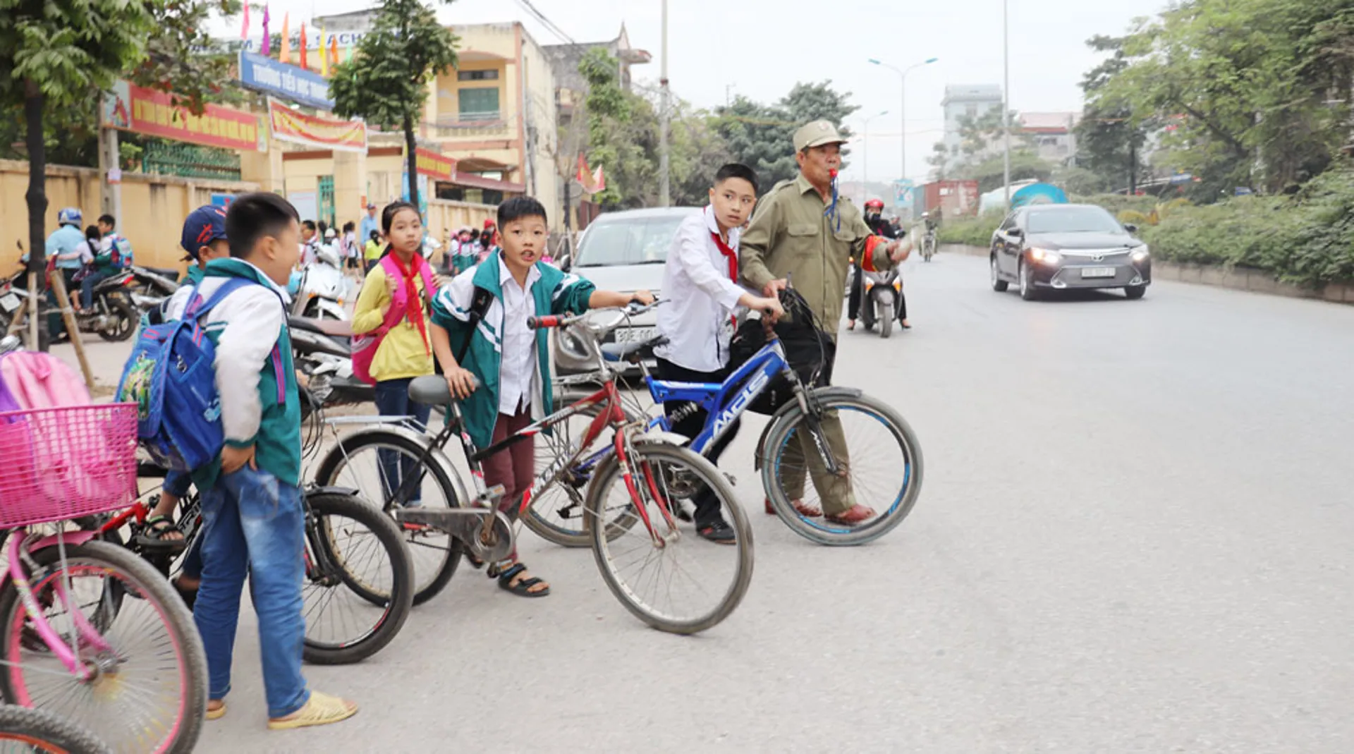 Nghiệp dắt trẻ qua đường