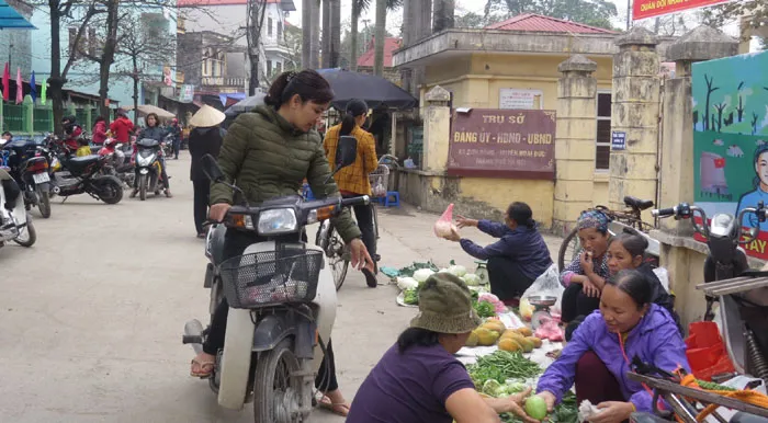Chợ cóc “bủa vây” trụ sở UBND xã Sơn Đồng