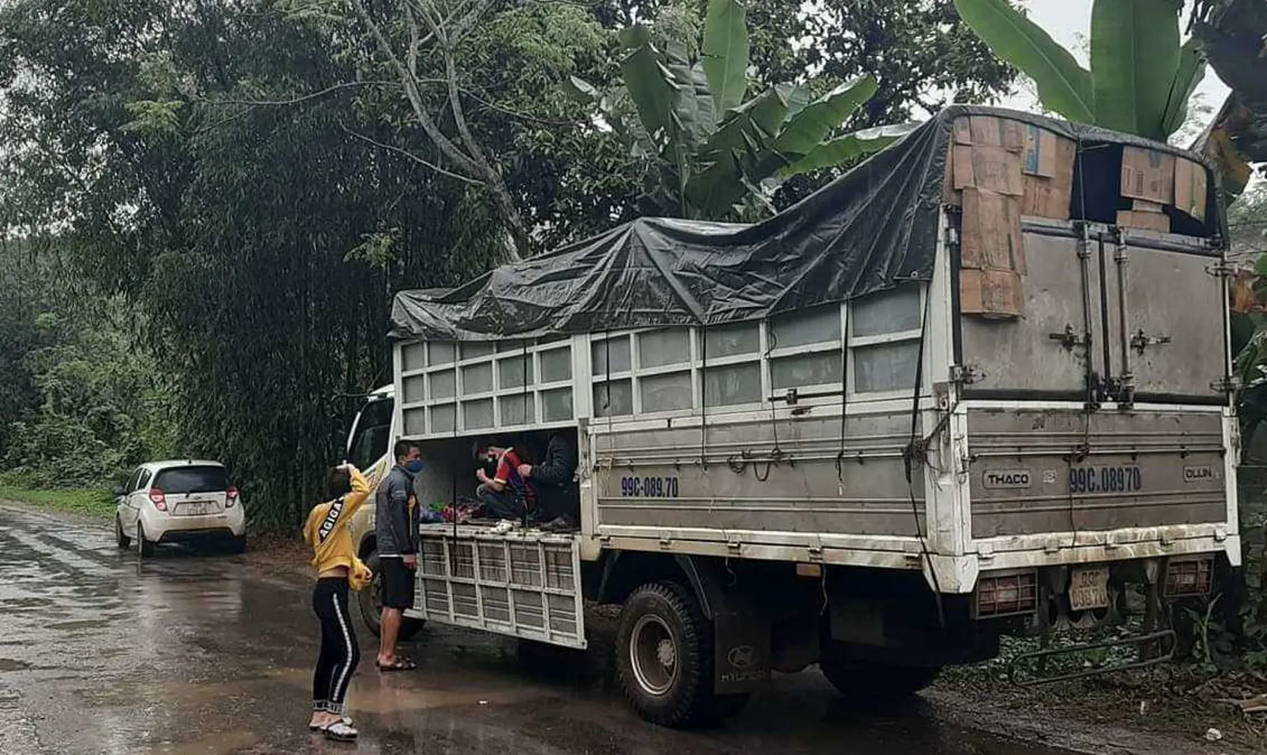 Sốc: Phát hiện 15 người trốn trong xe tải để đi đám ma