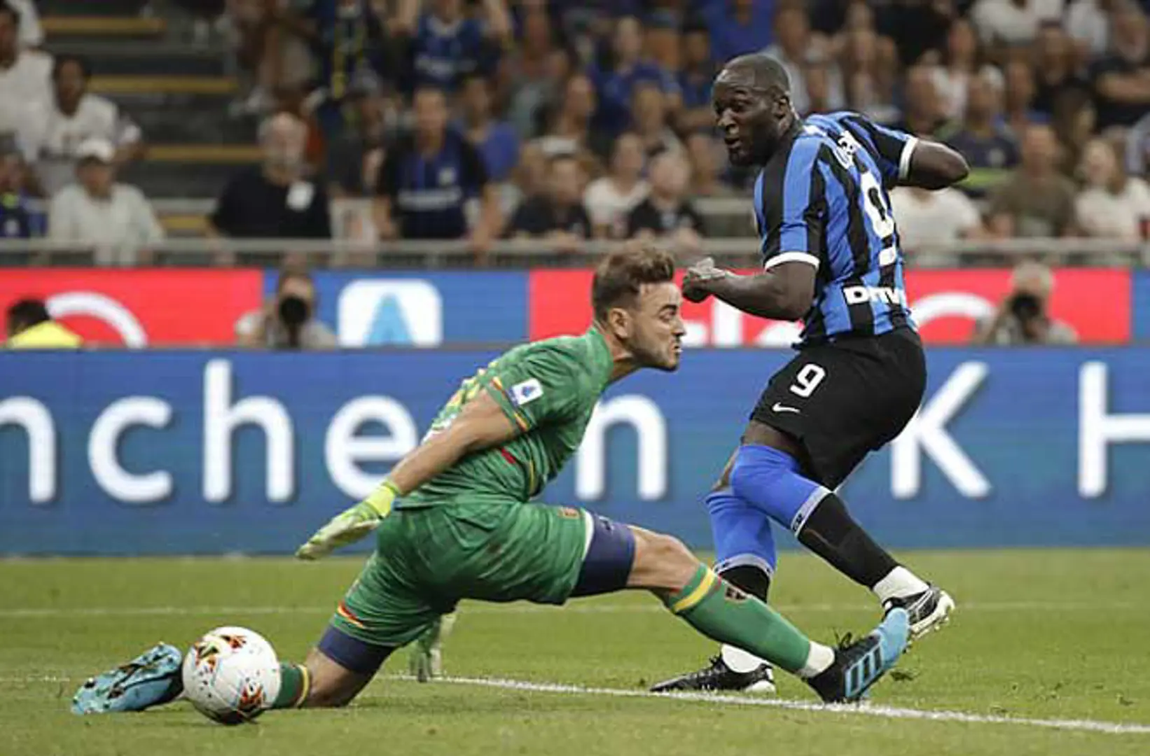 Lukaku khai hỏa giúp Inter chiếm trọn ngôi đầu