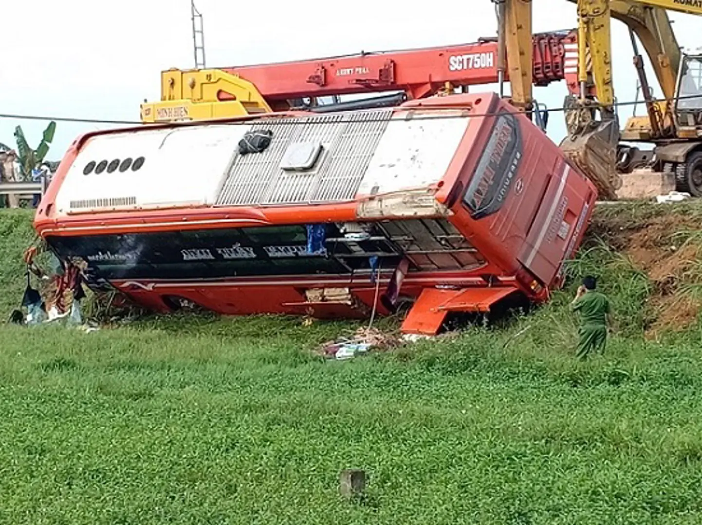 Hà Tĩnh: Lật xe khách trên đường Hồ Chí Minh, một người tử vong