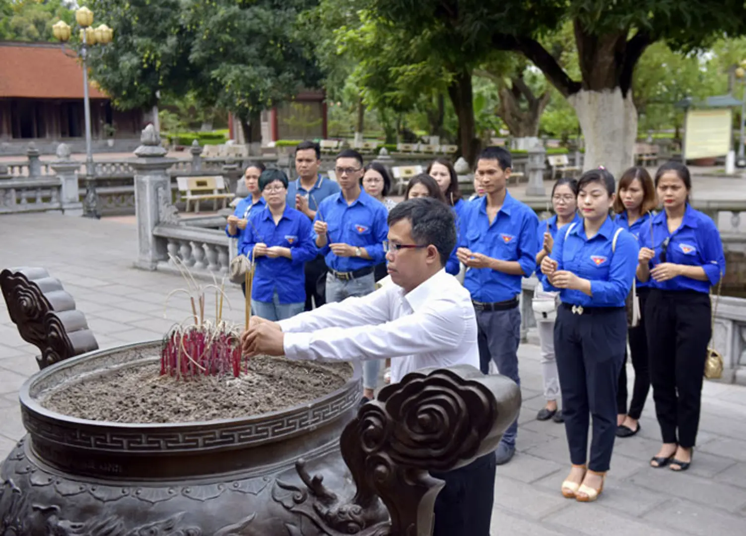 Trao tặng 15 suất quà cho học sinh nghèo huyện Mê Linh