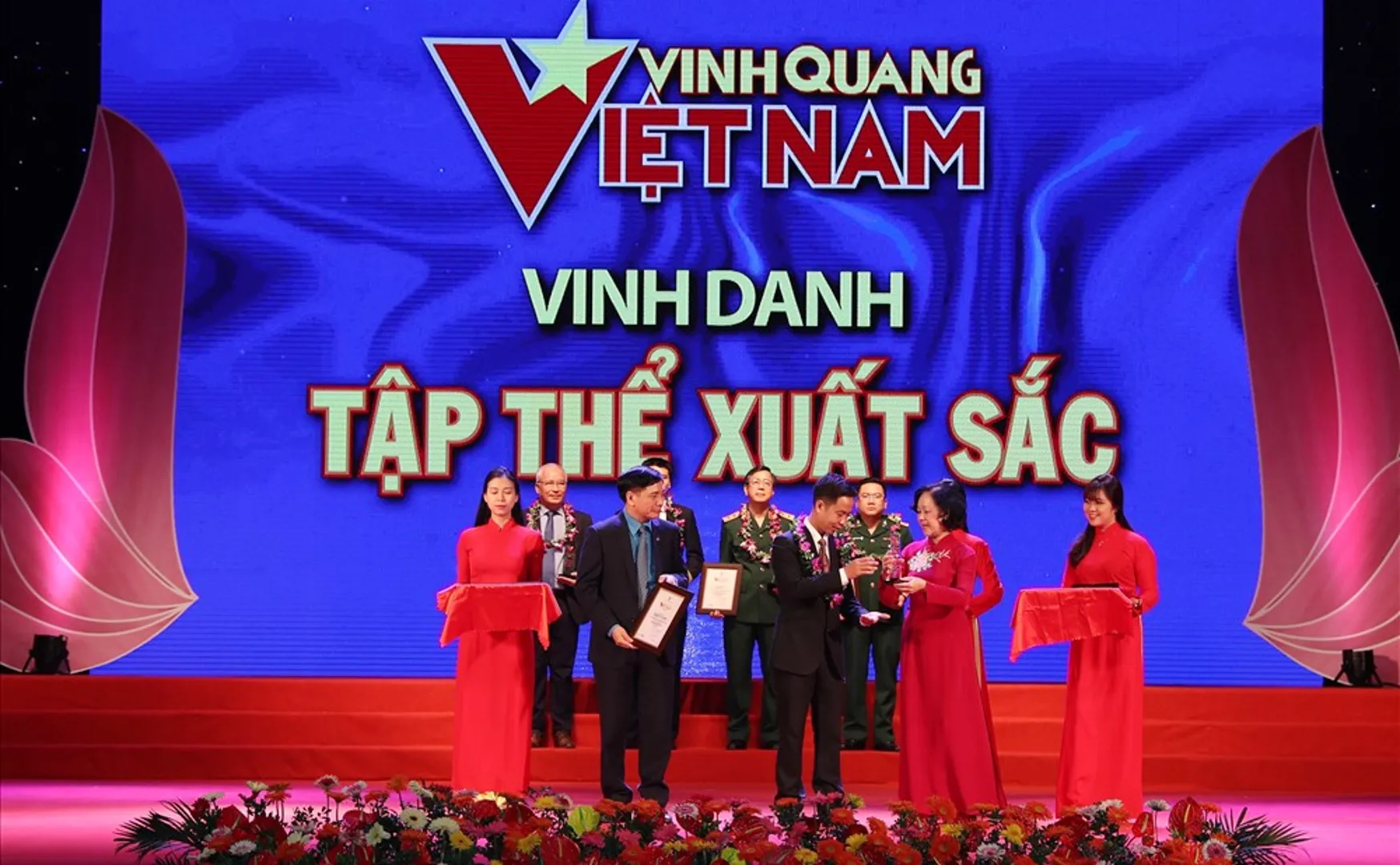 Vinh quang Việt Nam: Tôn vinh những tấm gương thi đua làm theo lời Bác