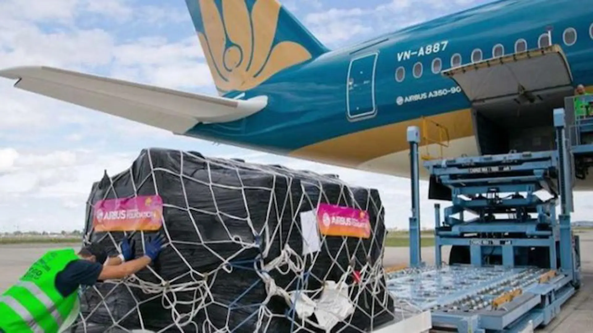 Vietnam Post thuê chuyến bay của Vietnam Airlines phục vụ vận chuyển trong mùa dịch