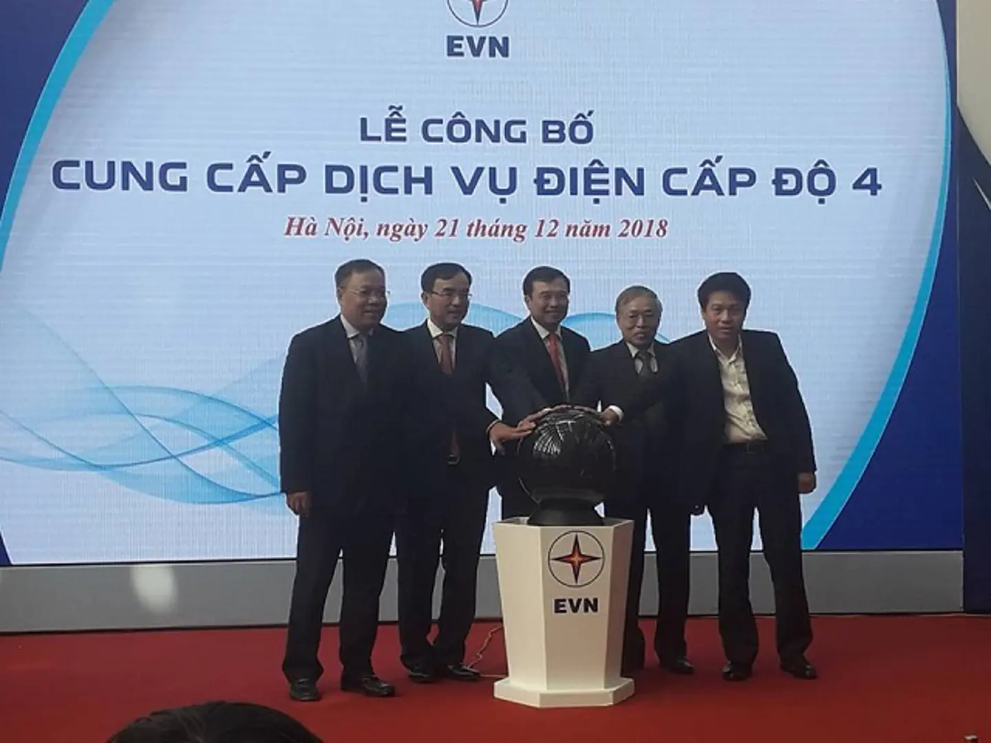 EVN cung cấp dịch vụ điện cấp độ 4 cho khách hàng Hà Nội