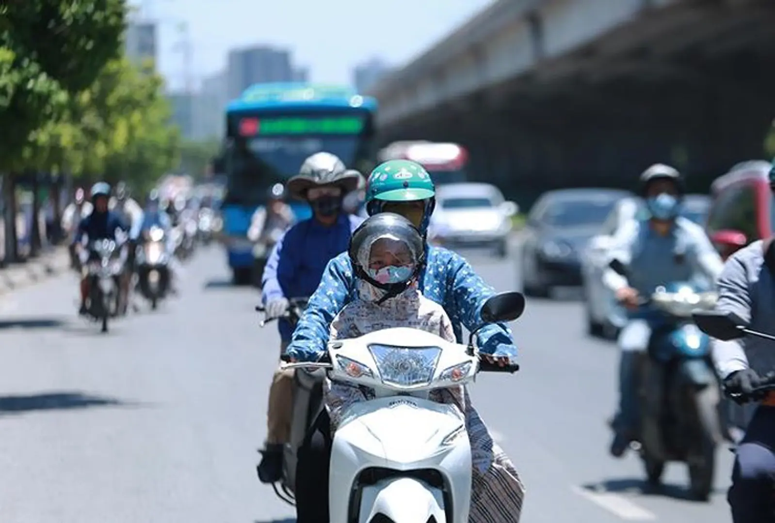 Nắng nóng diện rộng quay lại miền Bắc, dông lốc đe dọa các địa phương vùng núi