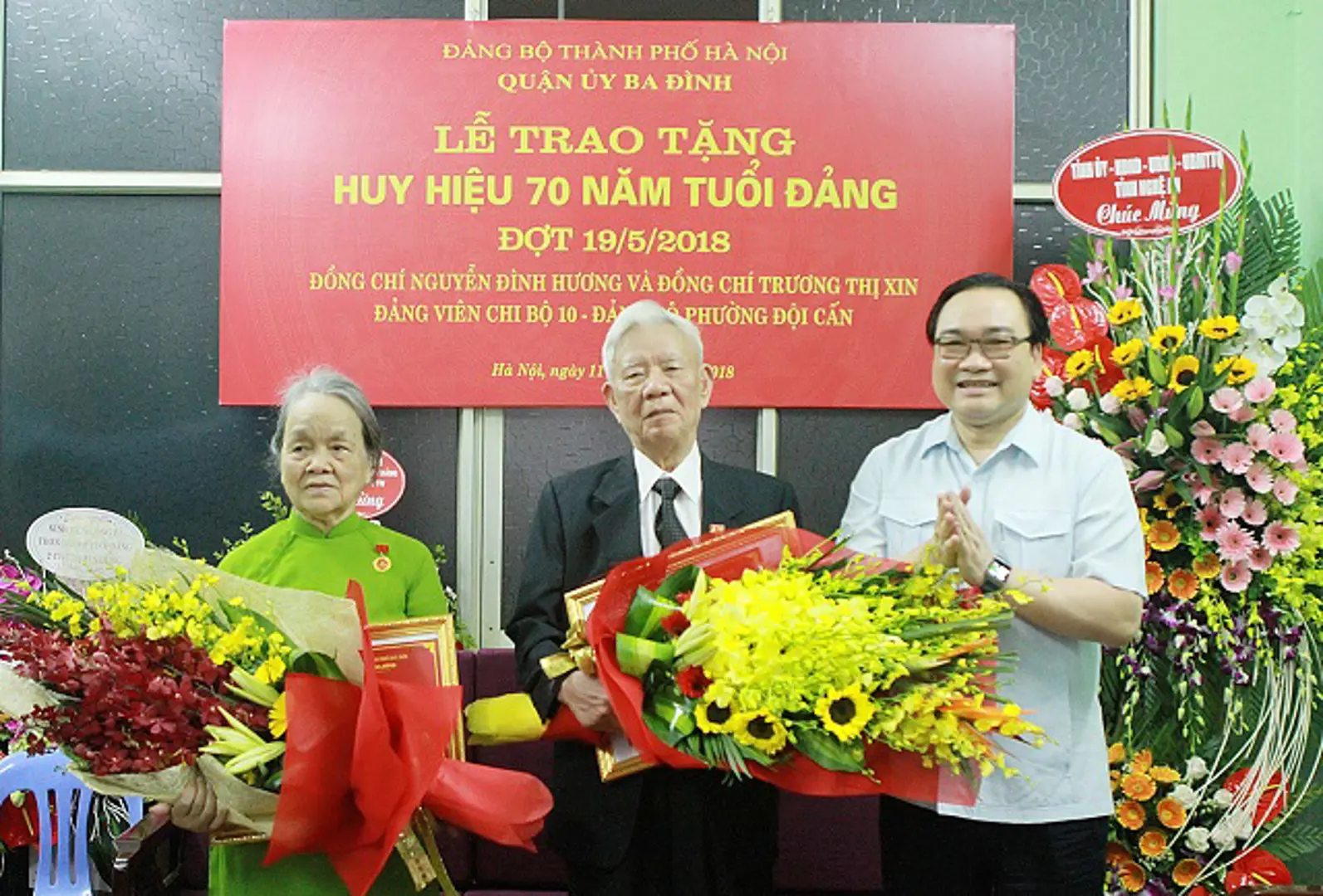 Bí thư Thành ủy Hoàng Trung Hải trao Huy hiệu 70 năm tuổi Đảng cho đảng viên lão thành