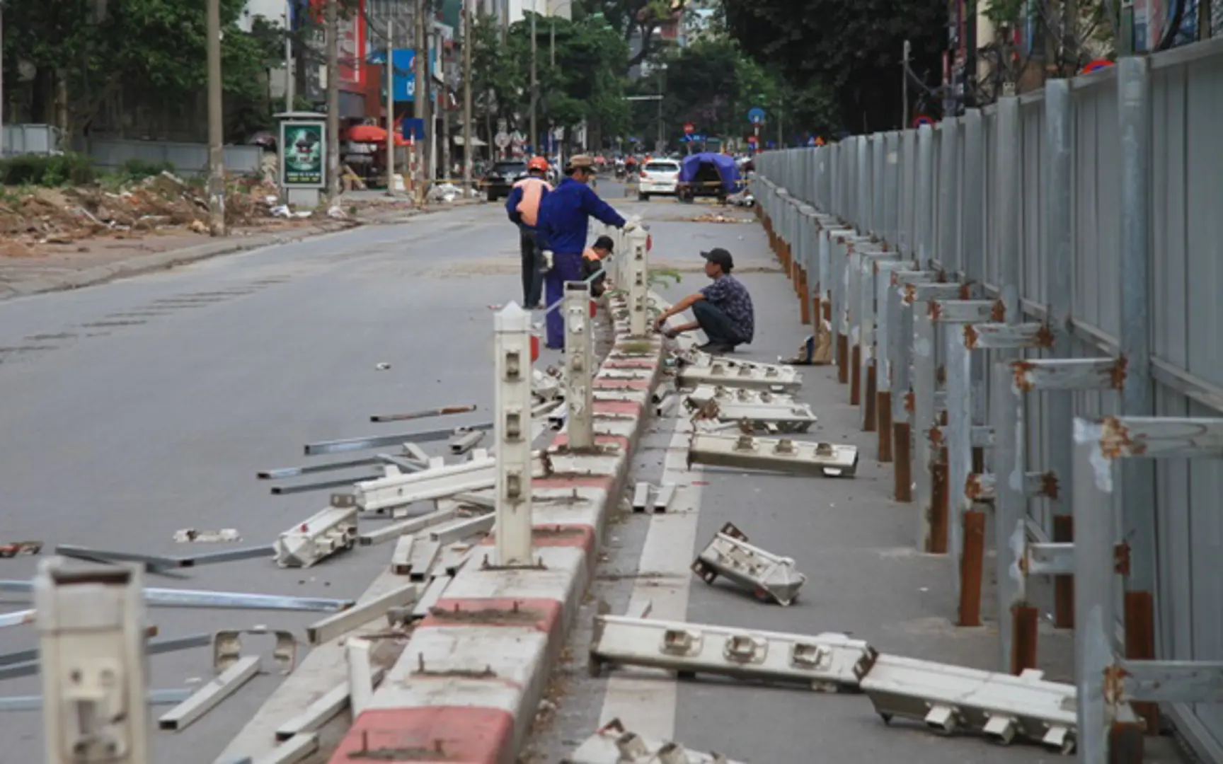 Rào chắn, phân luồng giao thông thử đường Trần Hưng Đạo phục vụ thi công ga ngầm S12